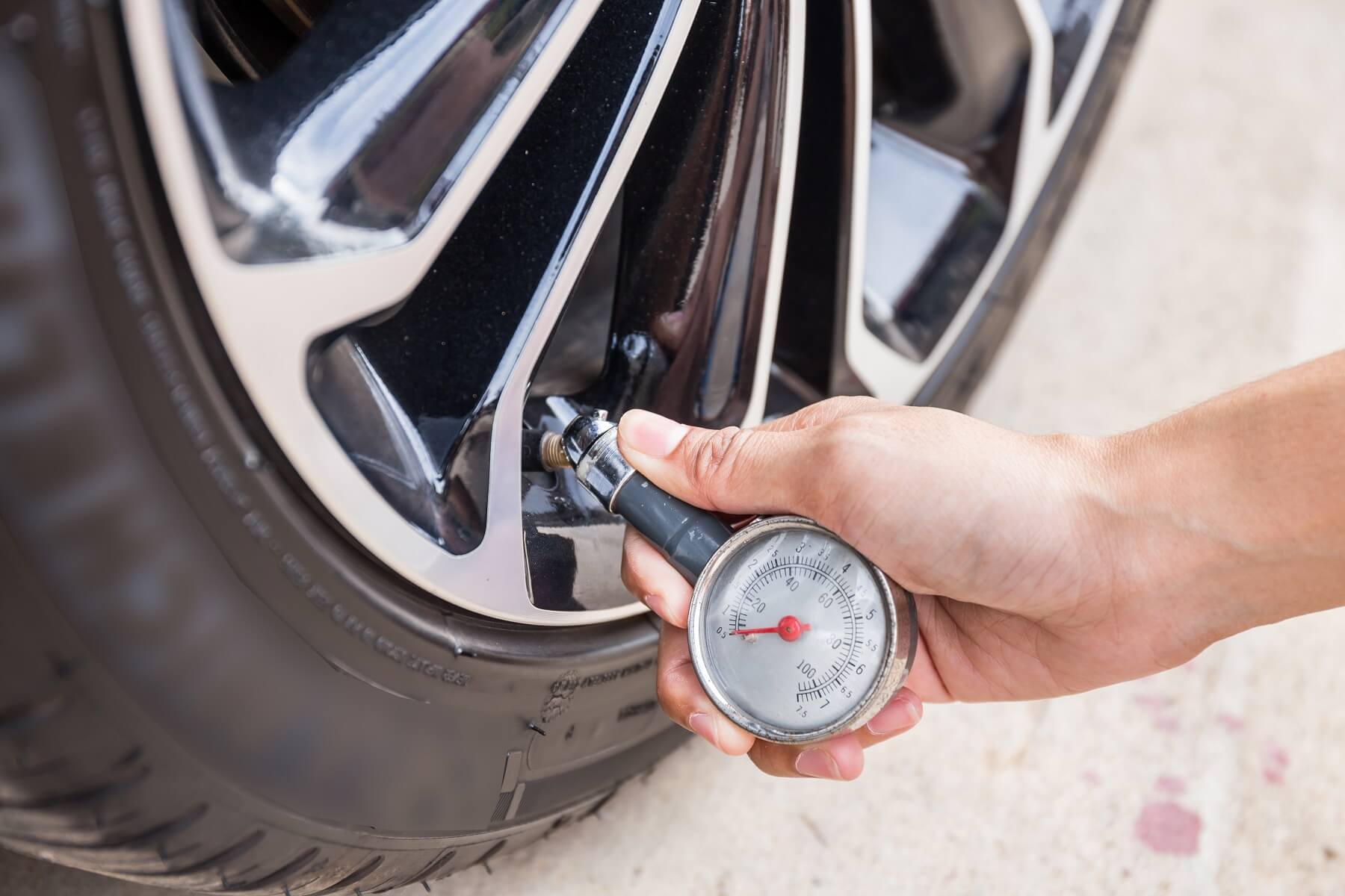 Kontrolka ciśnienia w oponach – co oznacza i jak reagować? | Auto