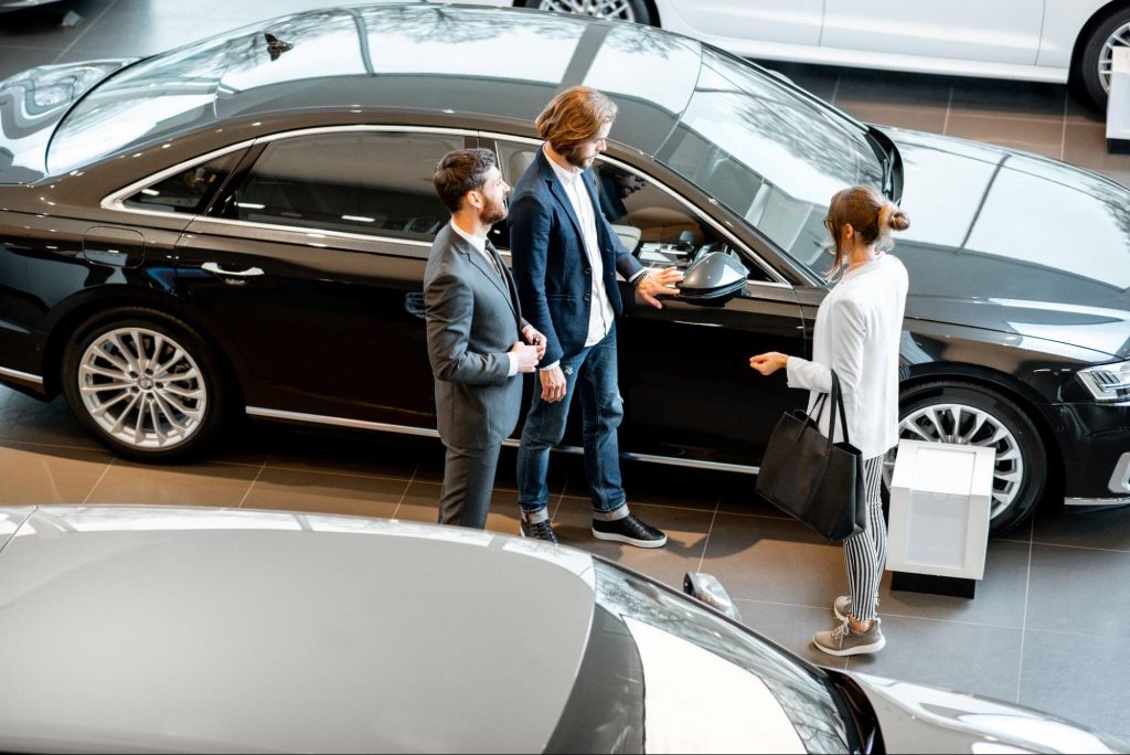 para oglądająca auto w salonie