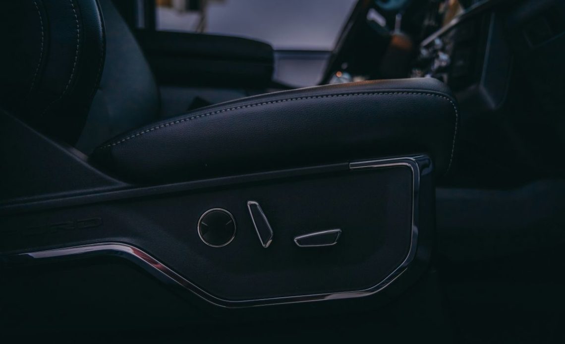 elektryczny fotel w samochodzie