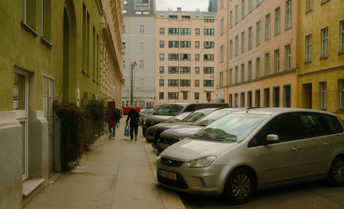 Parkowanie przodem do budynku