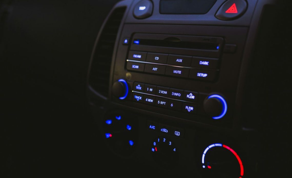 Przycisk SRC w samochodzie