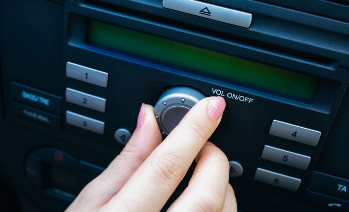 Trzeszczące radio w samochodzie