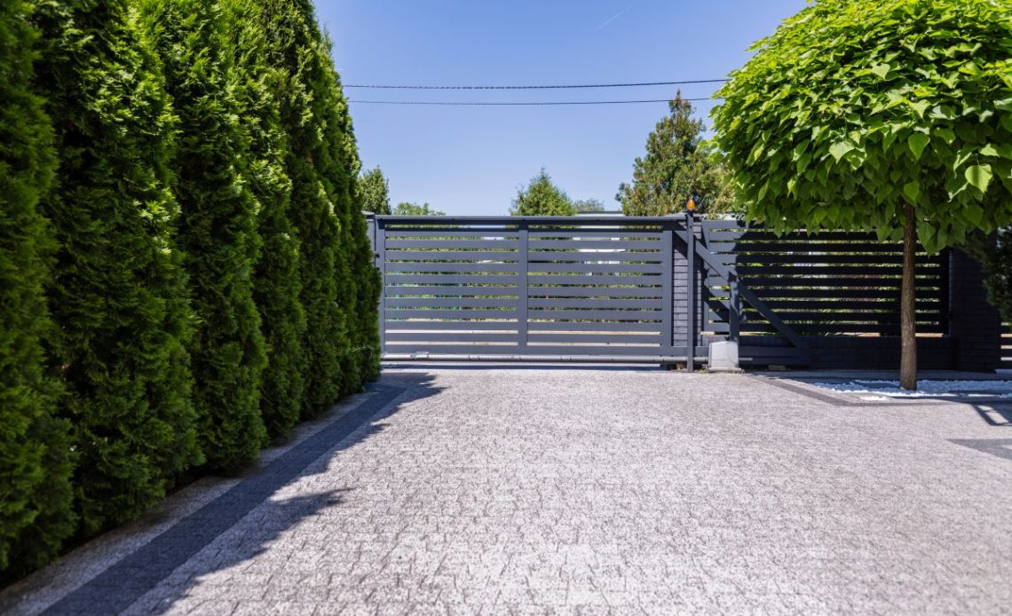 Zastawiona brama wjazdowa