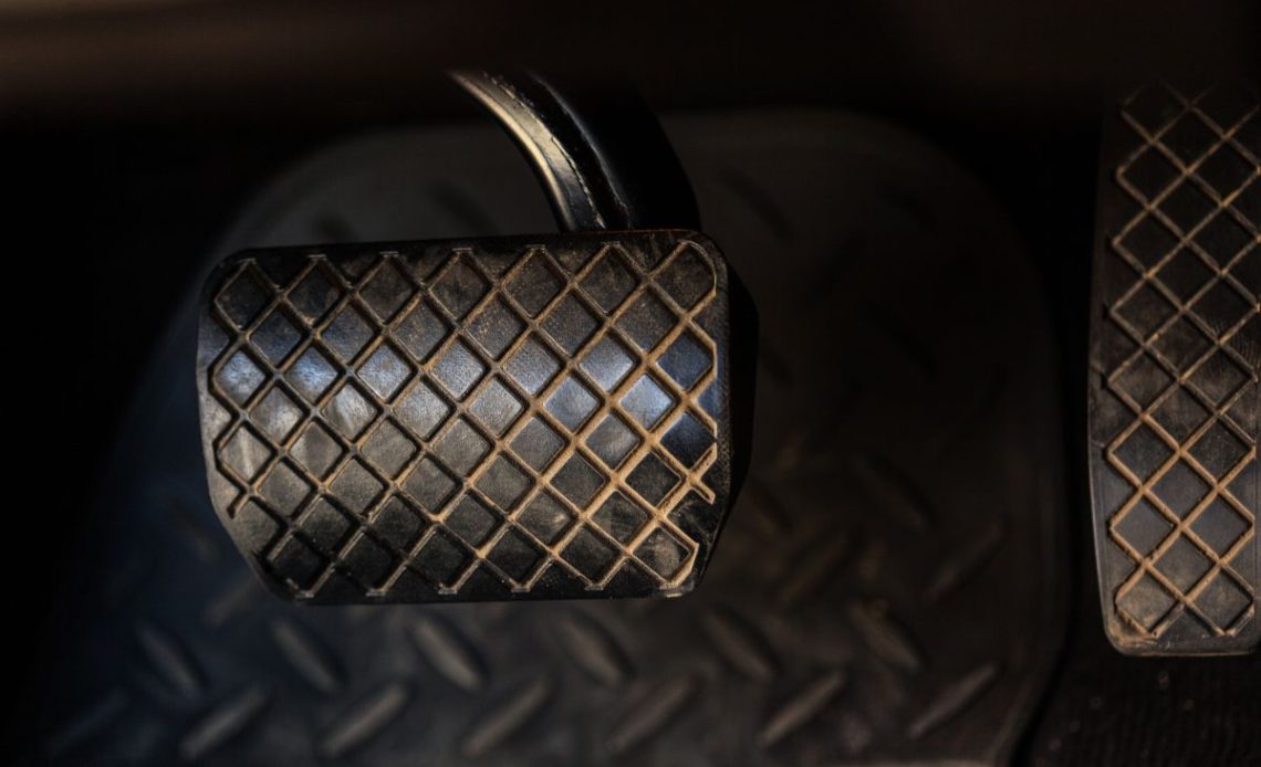 Wyciek płynu hamulcowego przy pedałach