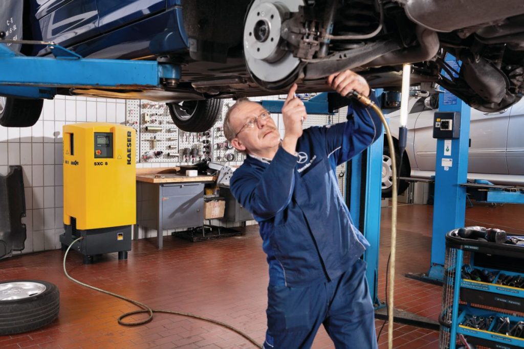 Kompresor śrubowy w warsztacie